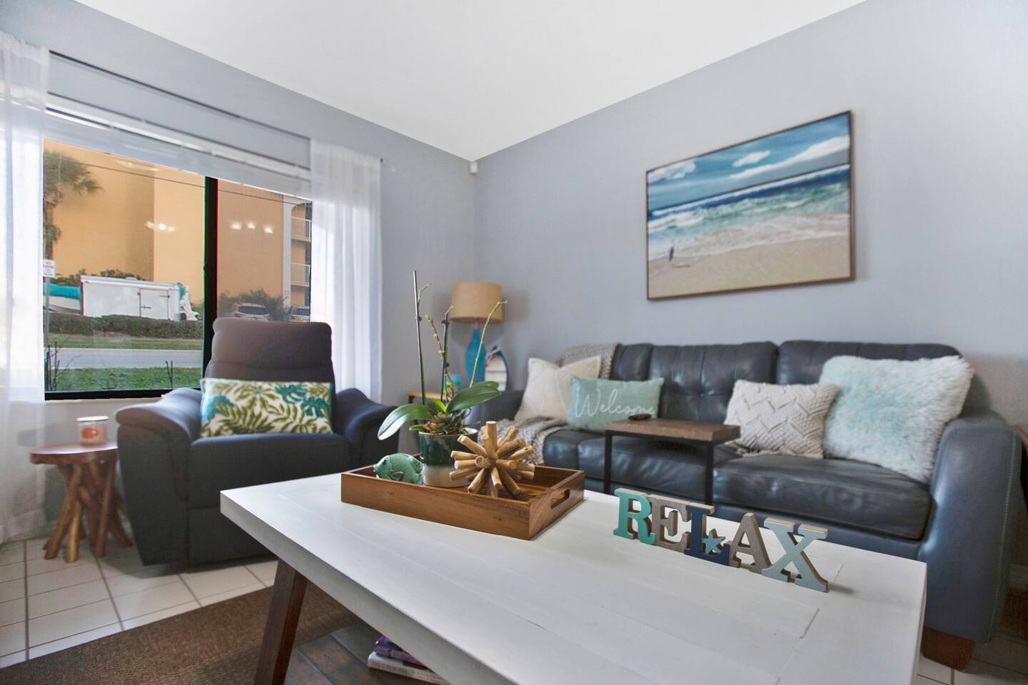 Relaxing Beach Retreat — Living area