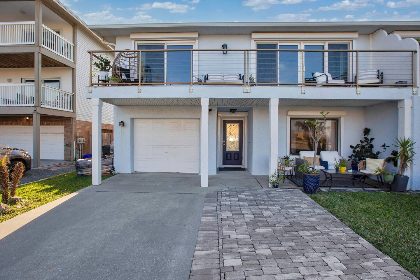 Modern Beach Retreat — Building exterior