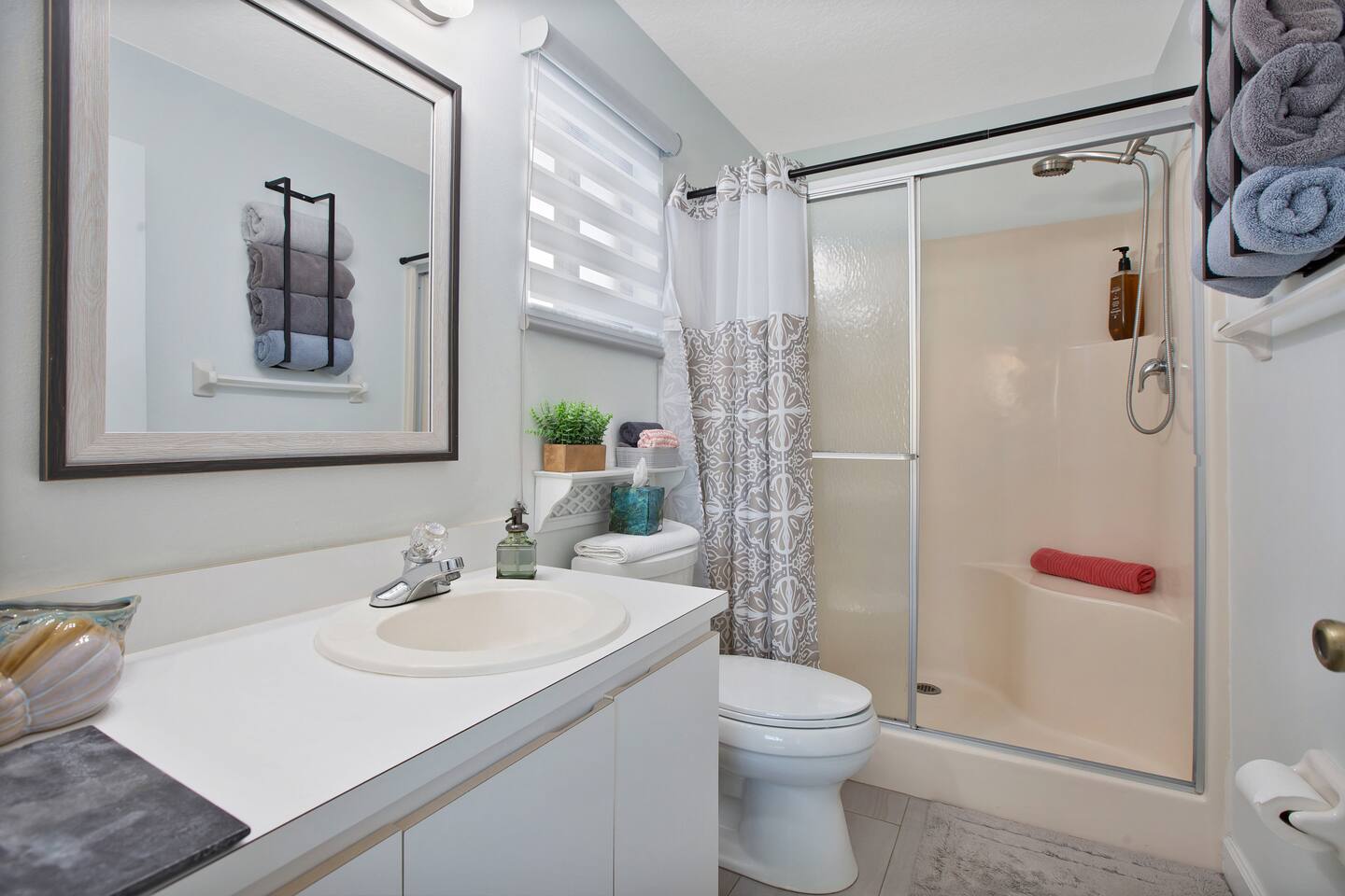 Cozy Beach Retreat — Bathroom