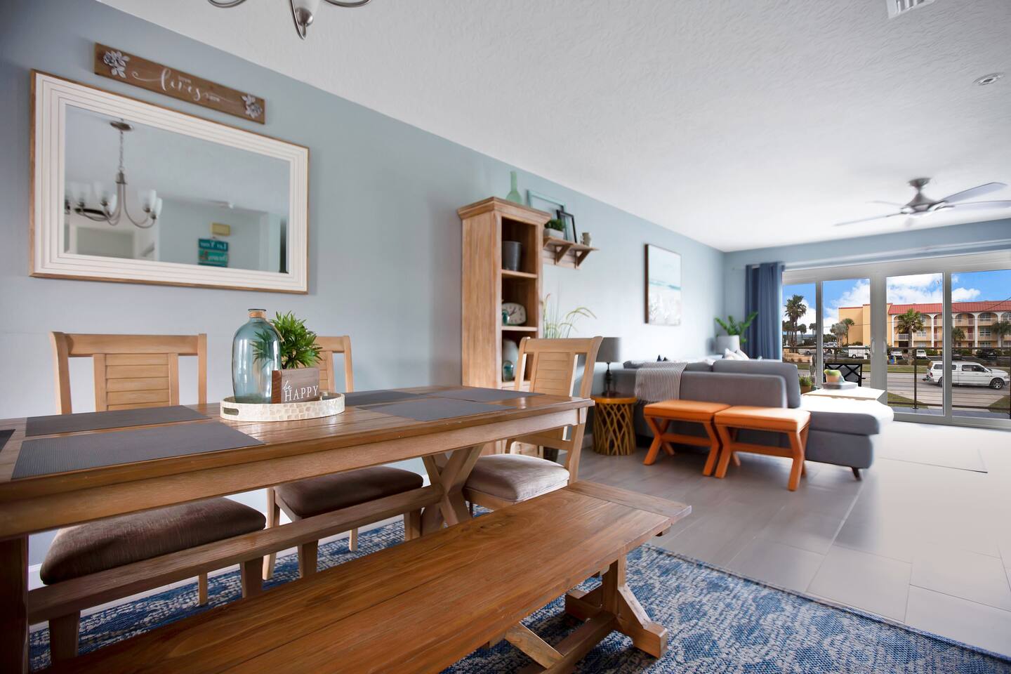 Cozy Beach Retreat — Dining area